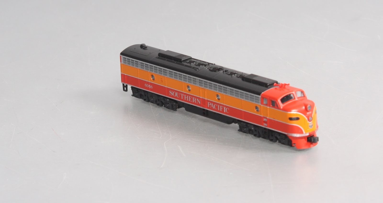 Kato 176-5308 N Scale Southern Pacific E8A Powered Diesel Engine #6046 with DCC