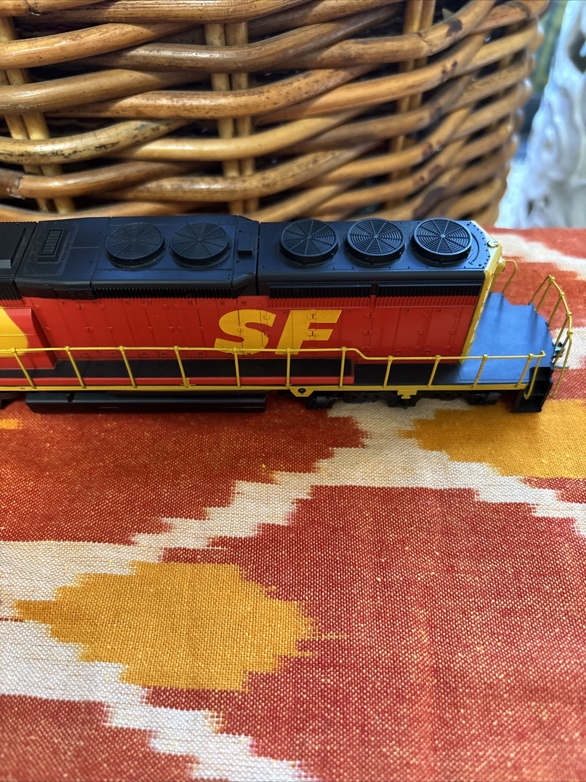 Santa Fe 5140 Red & Yellow, HO Used Locomotive