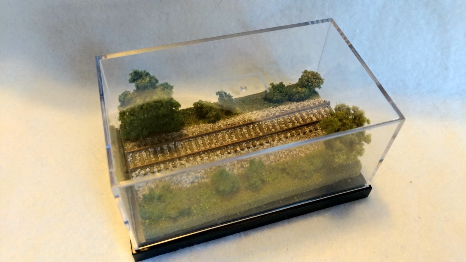 Z SCALE MINI DISPLAY CASE – GREAT FOR ANY Z SCALE LOCO OR CAR