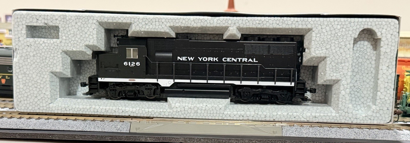 KATO HO SCALE GP35 NEW YORK CENTRAL + CABOOSE