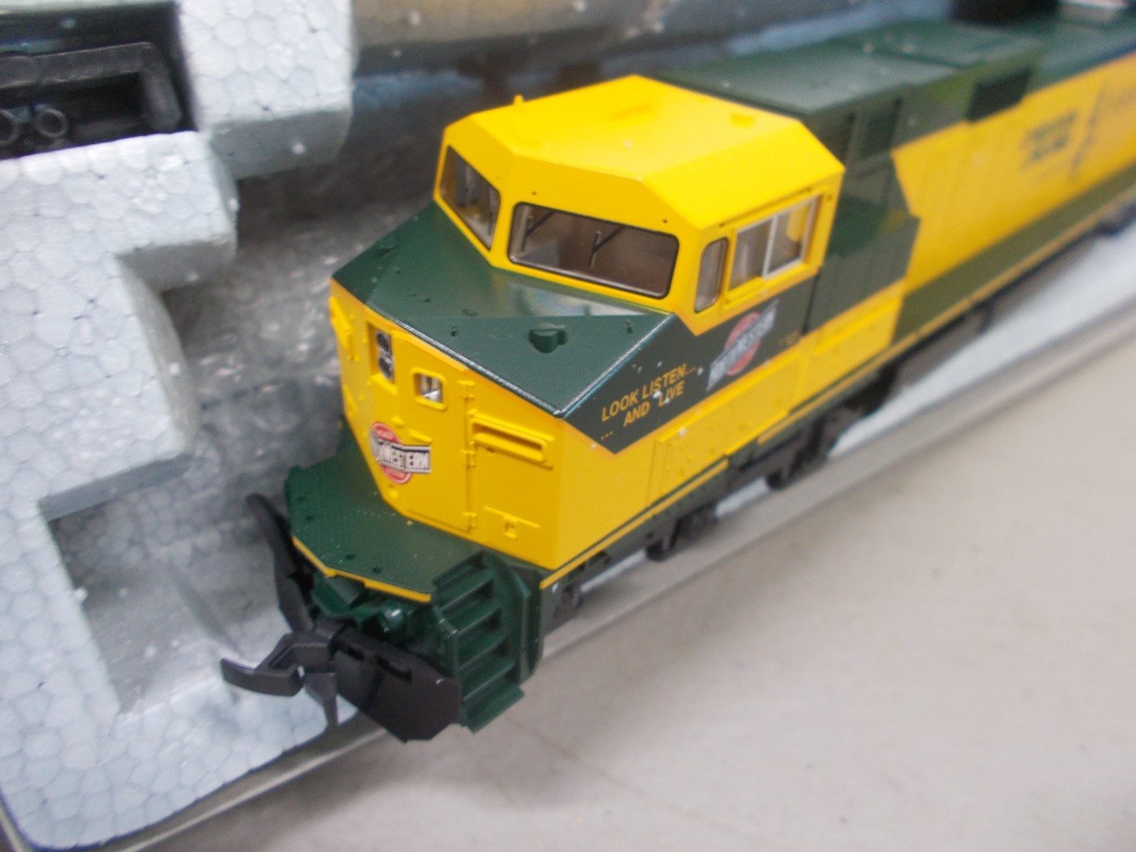 KATO ~ CHICAGO NORTHWESTERN GE C44-9W DASH 9 LOCOMOTIVE # 8659~DCC PLUG~HO SCALE