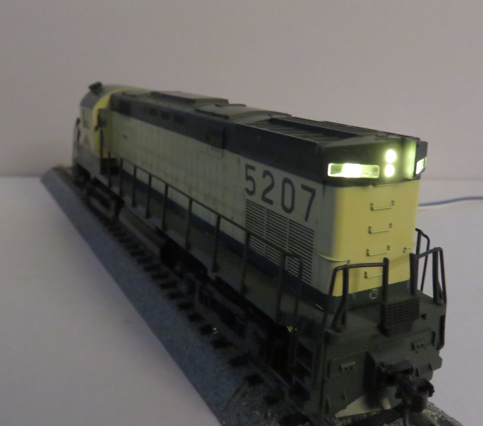Atlas/Kato HO Reading Alco C424, DC/DCC, Directional LED Lights, Kadee Couplers