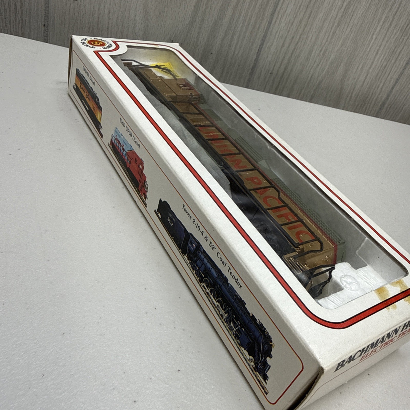 Bachmann HO Gauge Union Pacific GP 40 Gold Colored Engine New