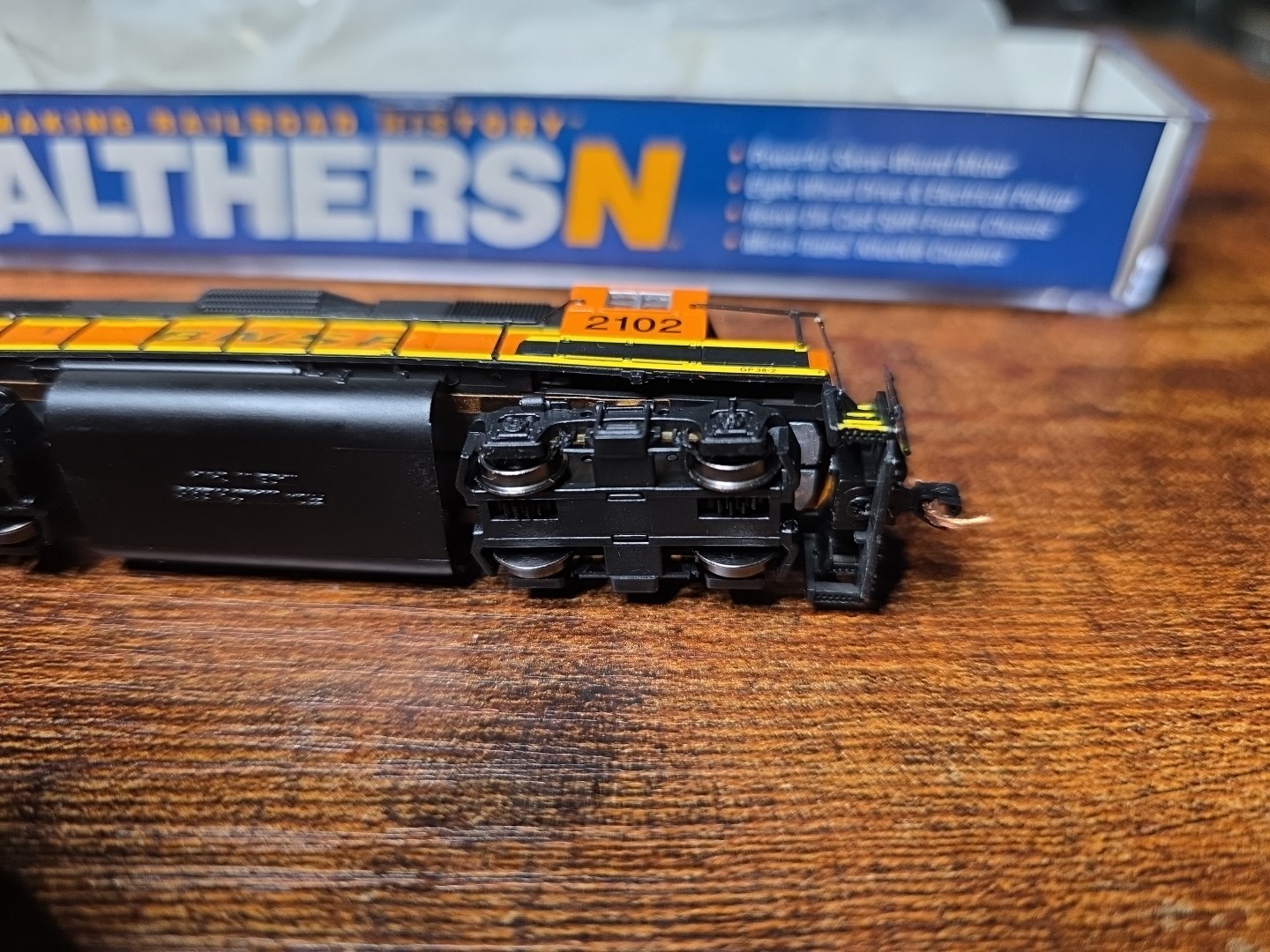 Walthers N 929-50301 EMD GP38-2 BNSF 2102 DCC READY