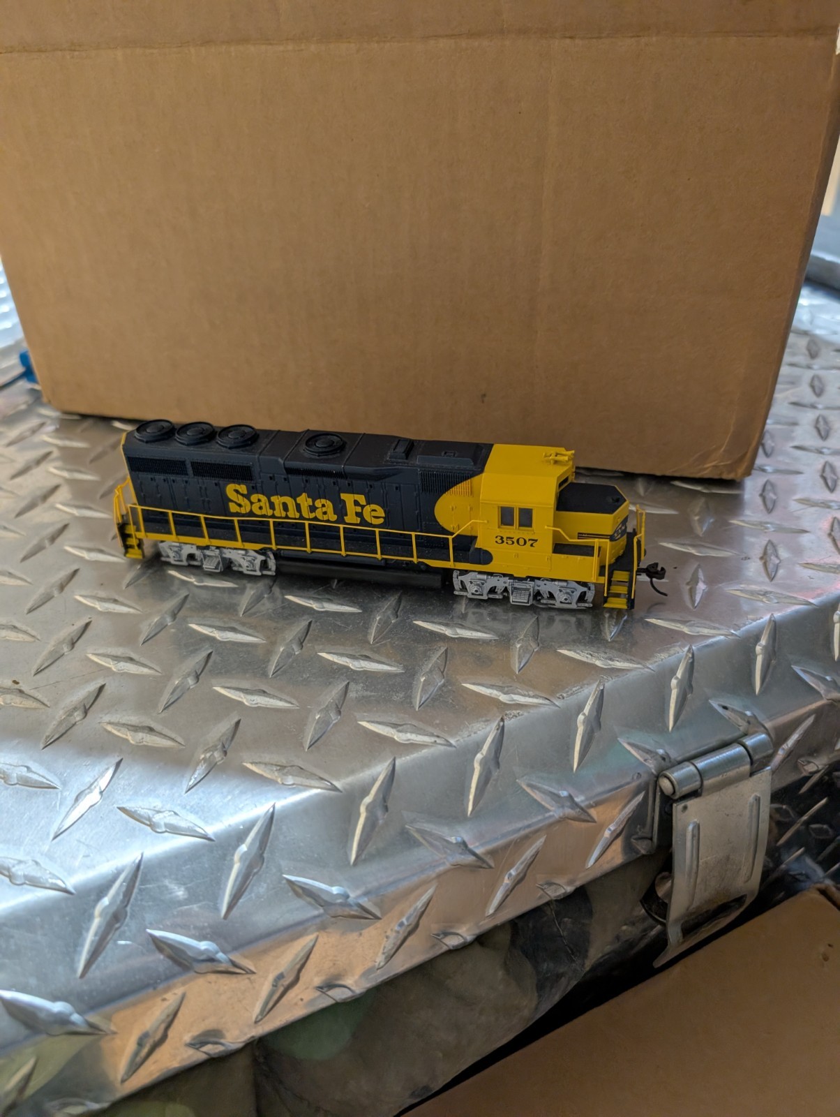 Santa Fe 3507 HO Scale Model Diesel Locomotive Engine Yellow Blue