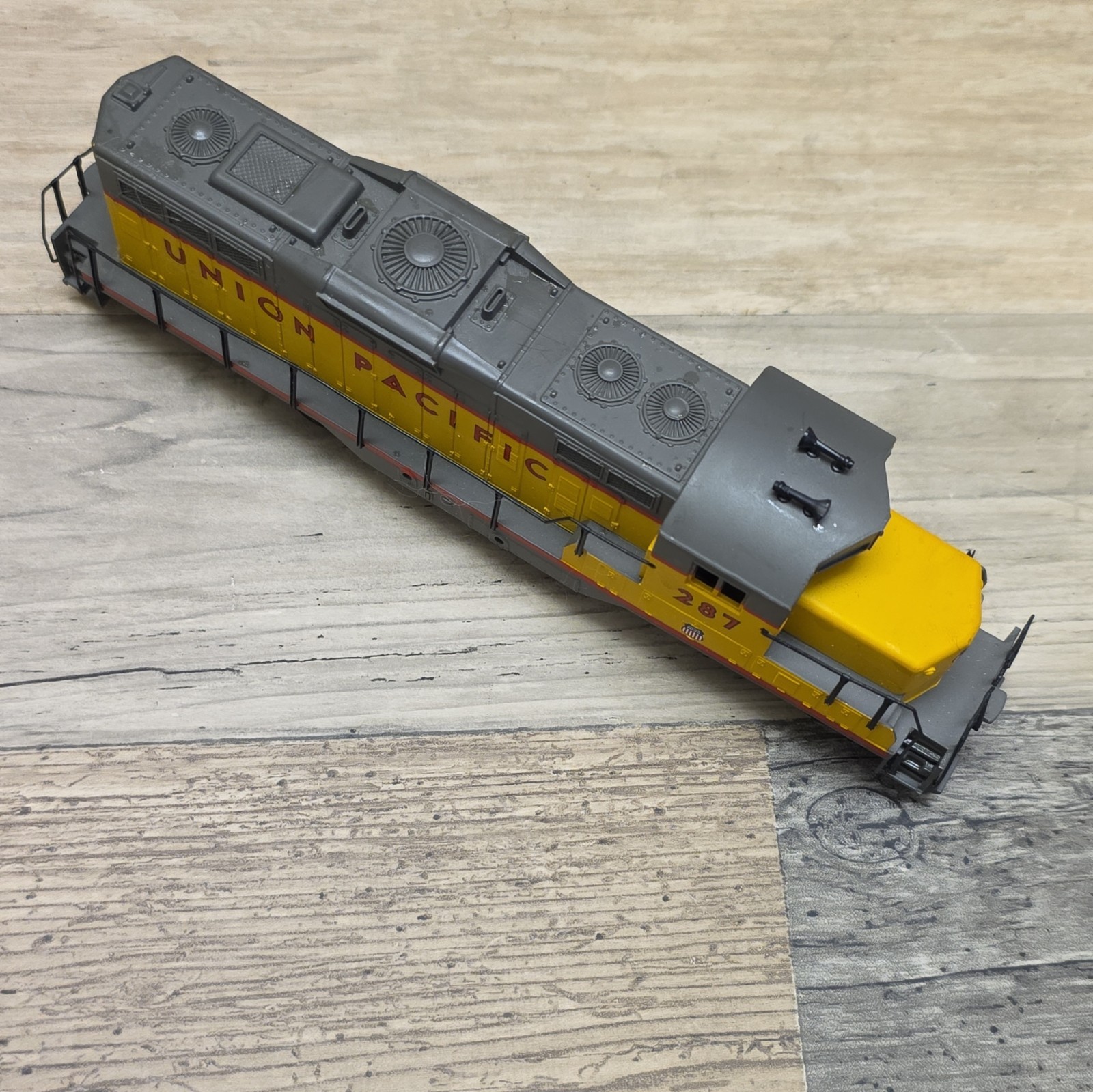 Walthers Union Pacific HO Diesel Locomotive No. 287 Yellow Gray Analog No Box