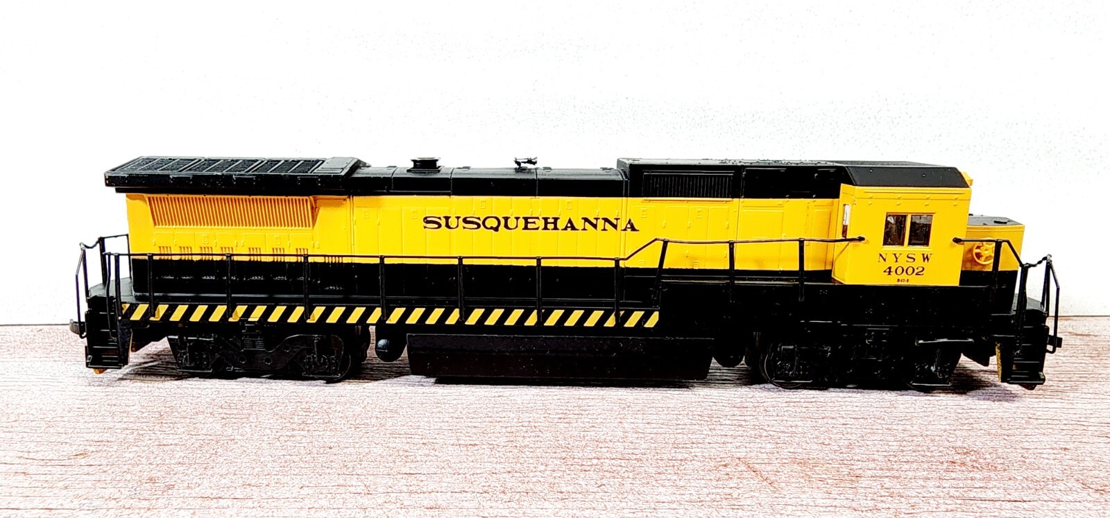 Walthers Trainline 931-173 New York Susquehanna RR GE Dash 8-40B 4002 Powered HO
