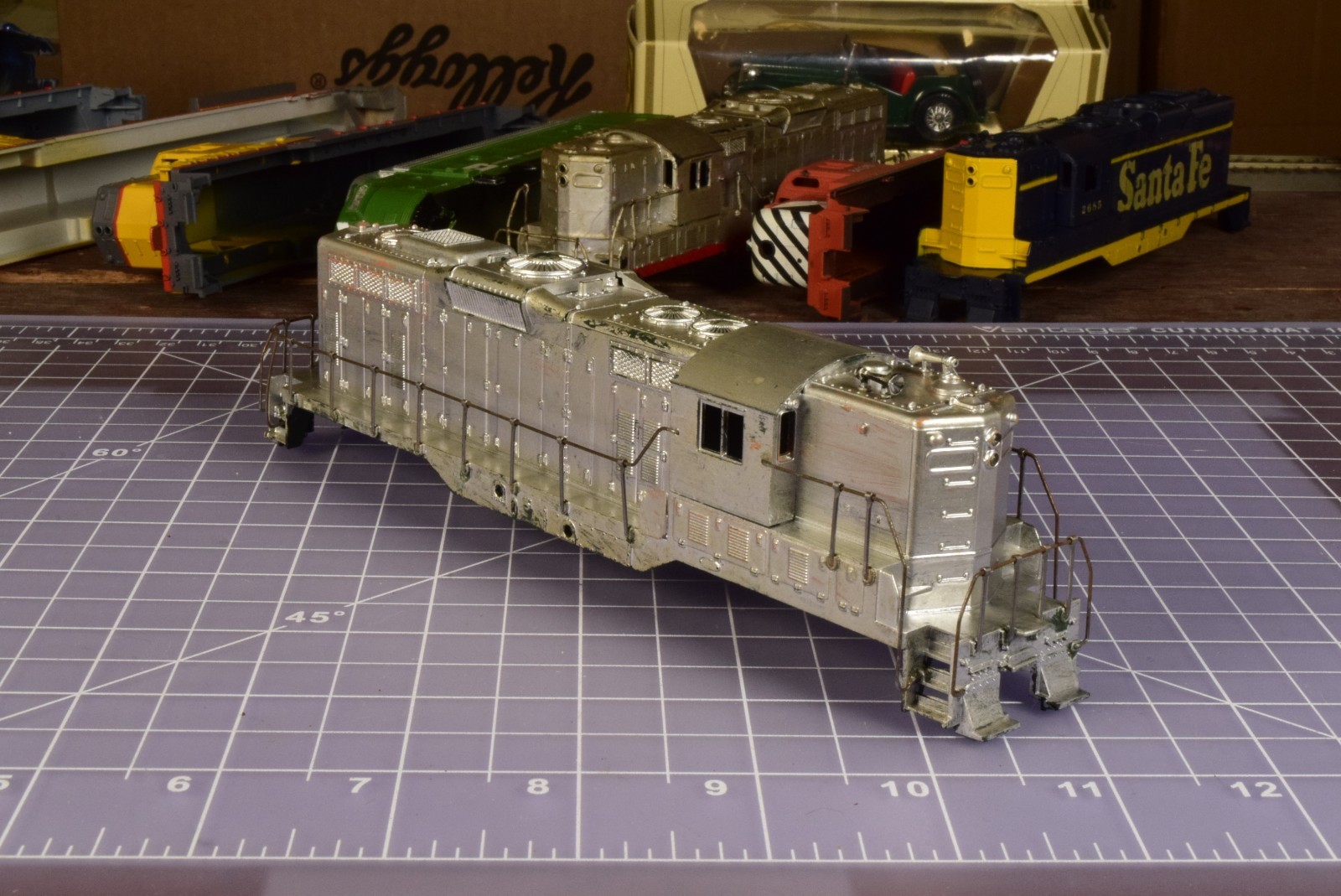 HO SHELL GP9, no rail line or cab number, painted with railings/horns SH5