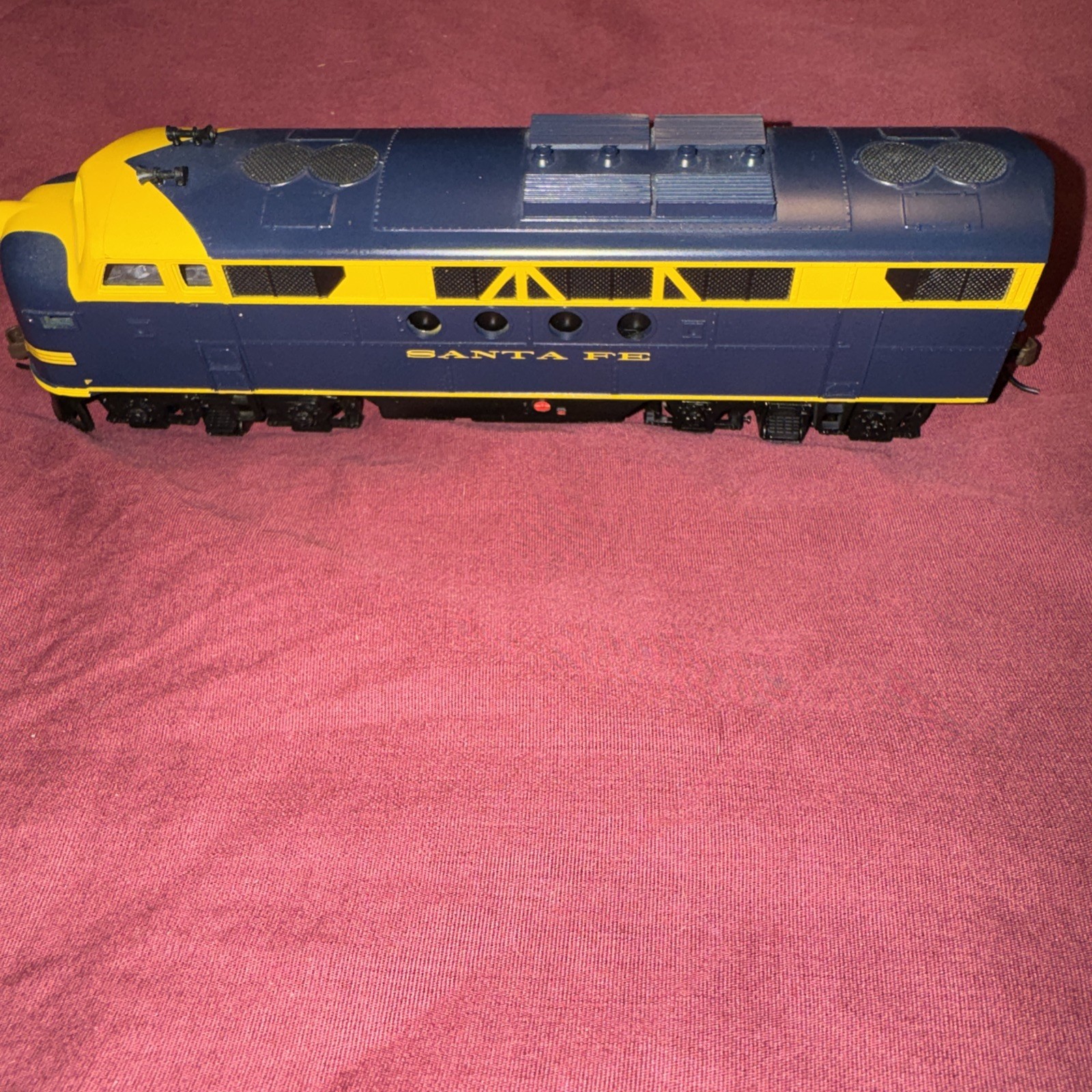 New no box Bluetooth Locomotive – Santa FE – Blue & Yellow – Ho Scale Bachmann