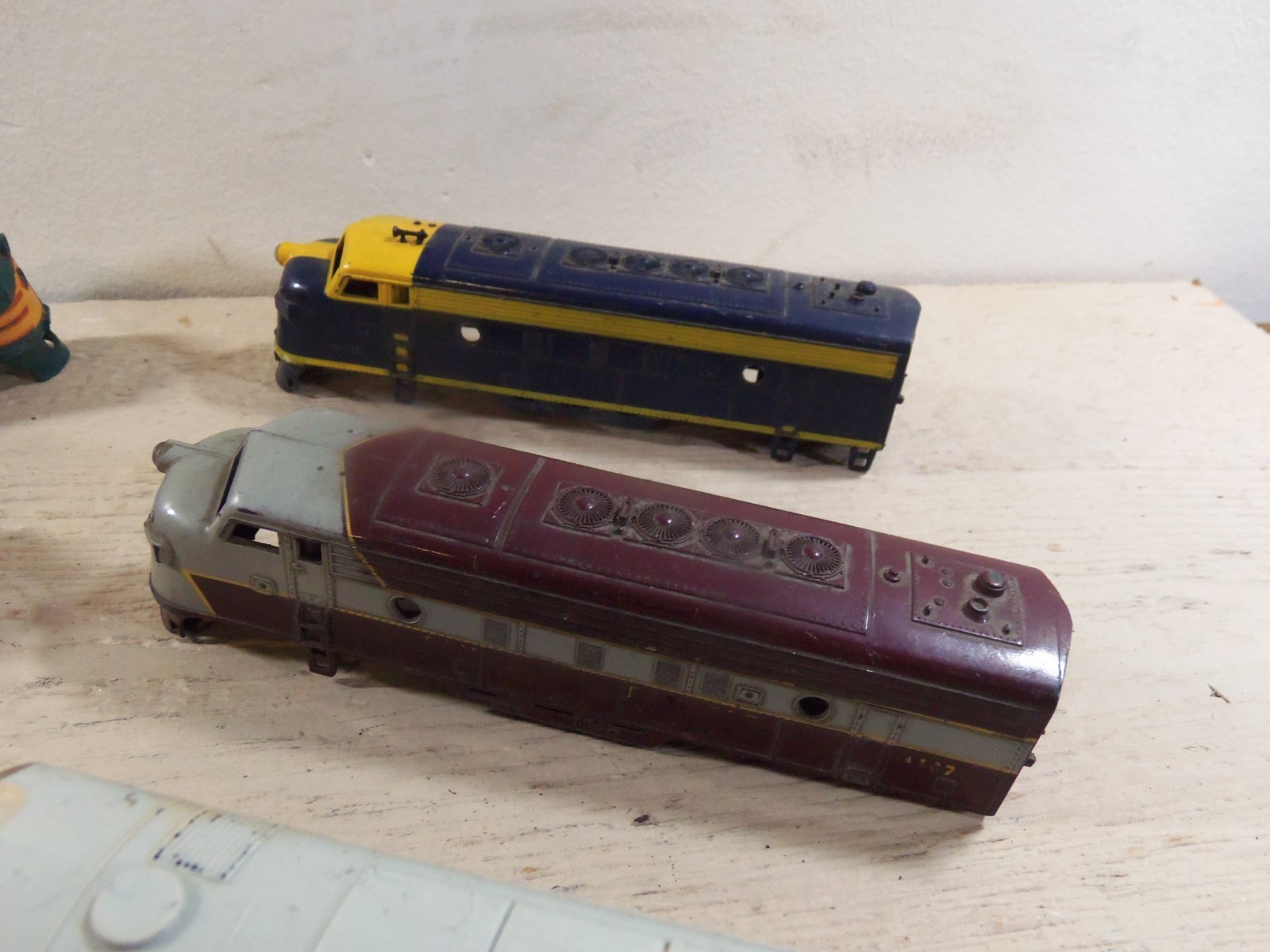 HO Lot of 9 Unmarked Locomotive Shells Parts Pieces