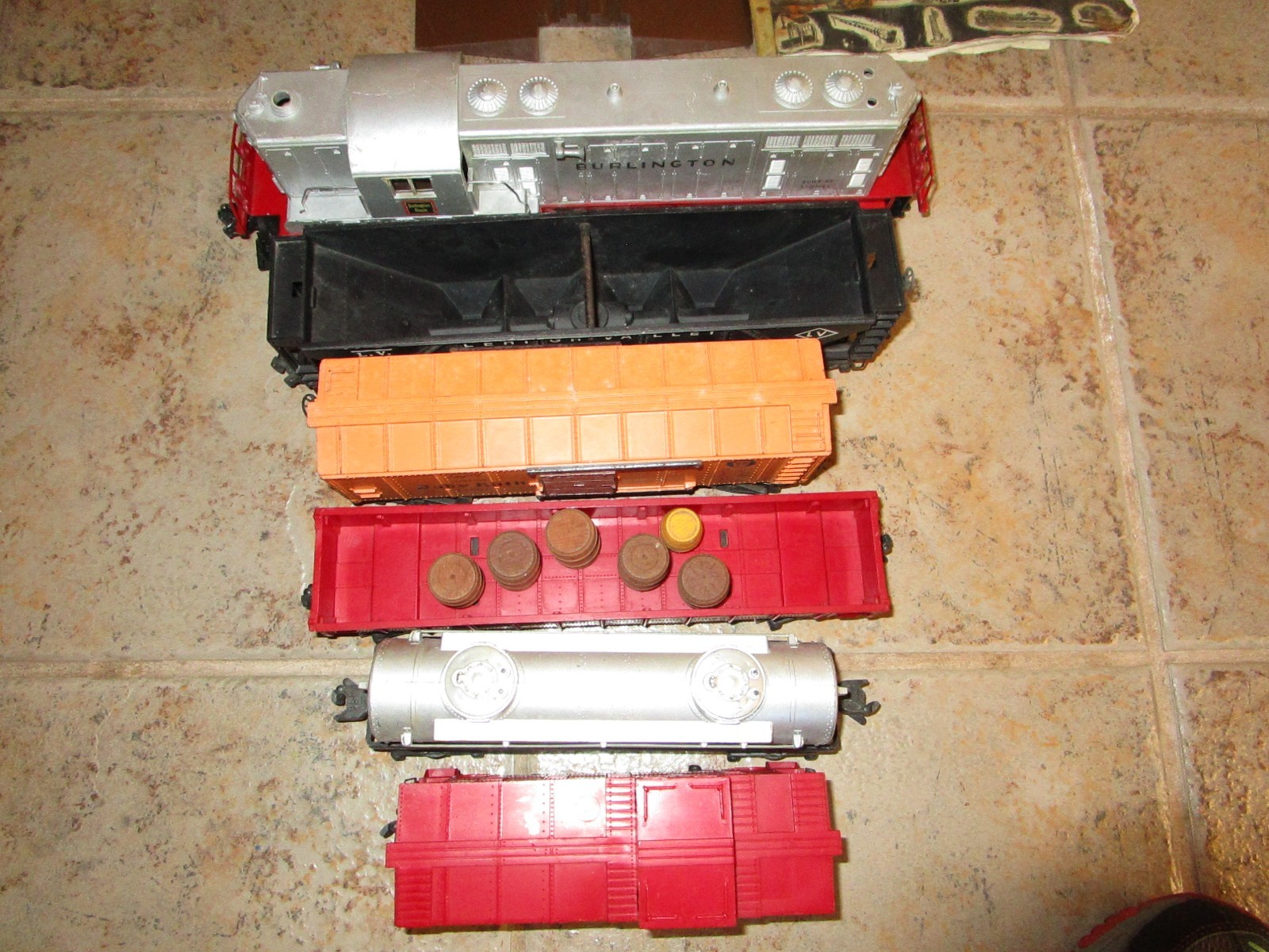 1950’S LIONEL O GAUGE 2328 BURLINGTON ROUTE GP-7 POWERED DIESEL RUNS WITH 5 CARS