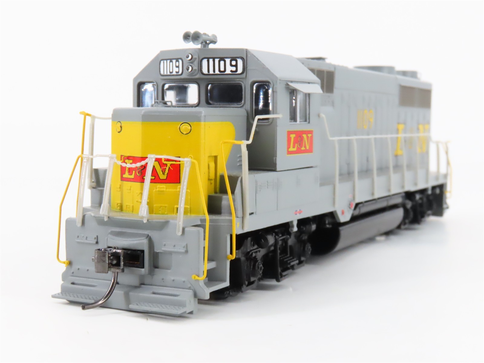 HO Scale Athearn L&N Louisville & Nashville GP35 Diesel #1109 – UNPOWERED