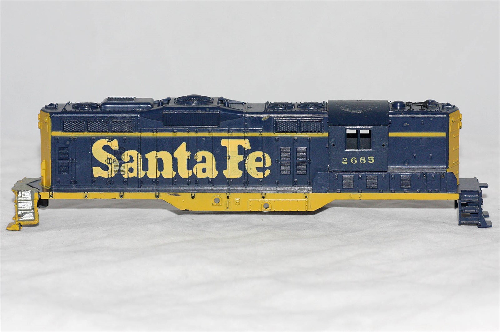 Athearn HO Scale Santa Fe Blue and Yellow #2685 EMD GP9 Locomotive Shell