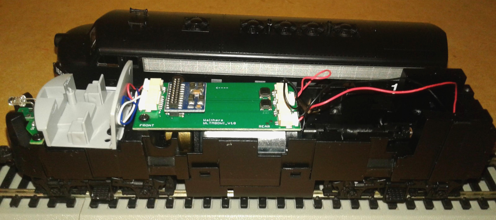 HO SCALE WALTHERS MAINLINE EMD F7A PENN CENTRAL PC #1652 NO BOX PARTS OR REPAIR