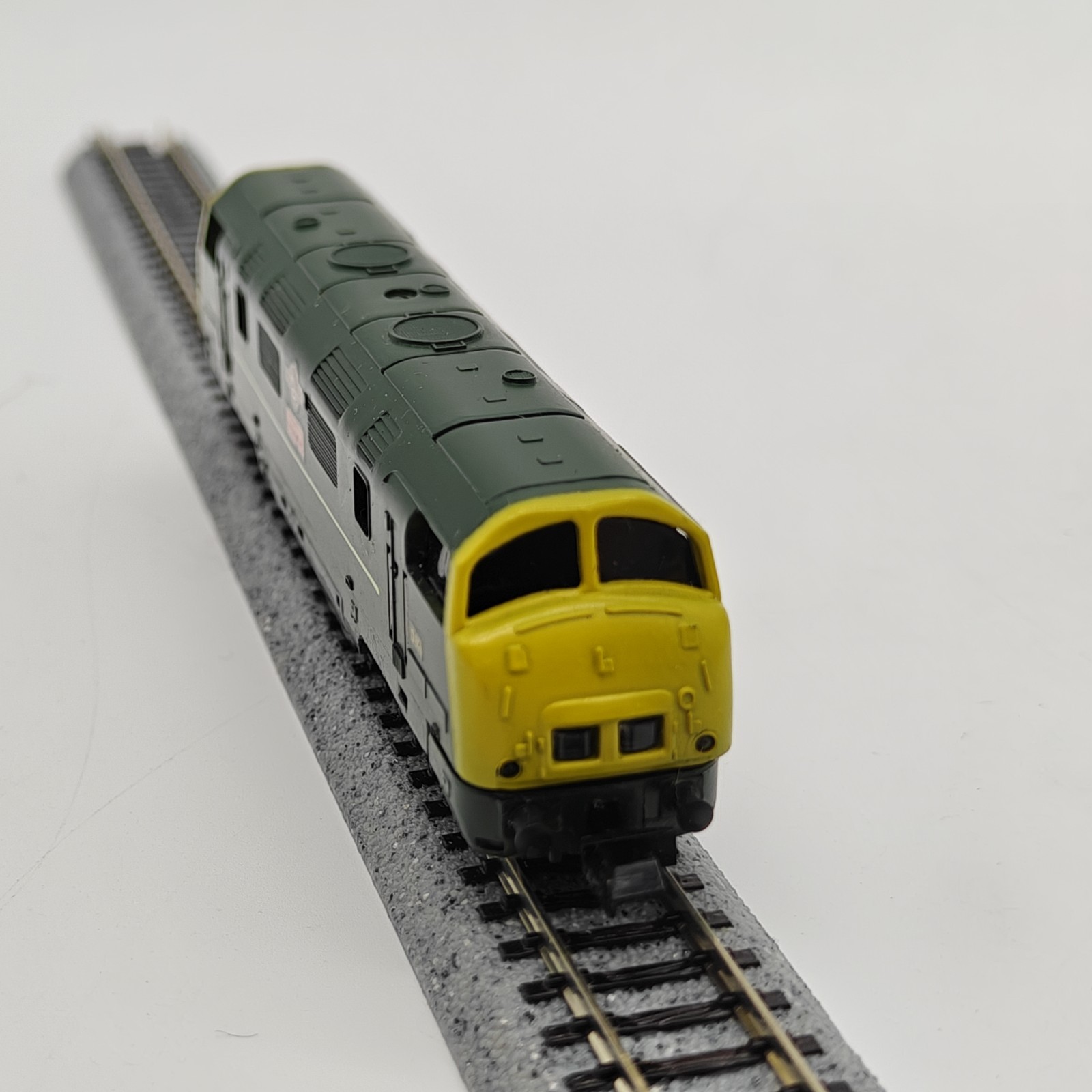 Minitrix N Scale British Rail Warship Class D805 Benbow Diesel Locomotive Tested