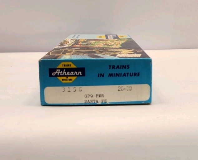 VINTAGE ATHEARN HO GP9 SANTA FE 8517 POWERED DIESEL LOCOMOTIVE NOS MINT B17