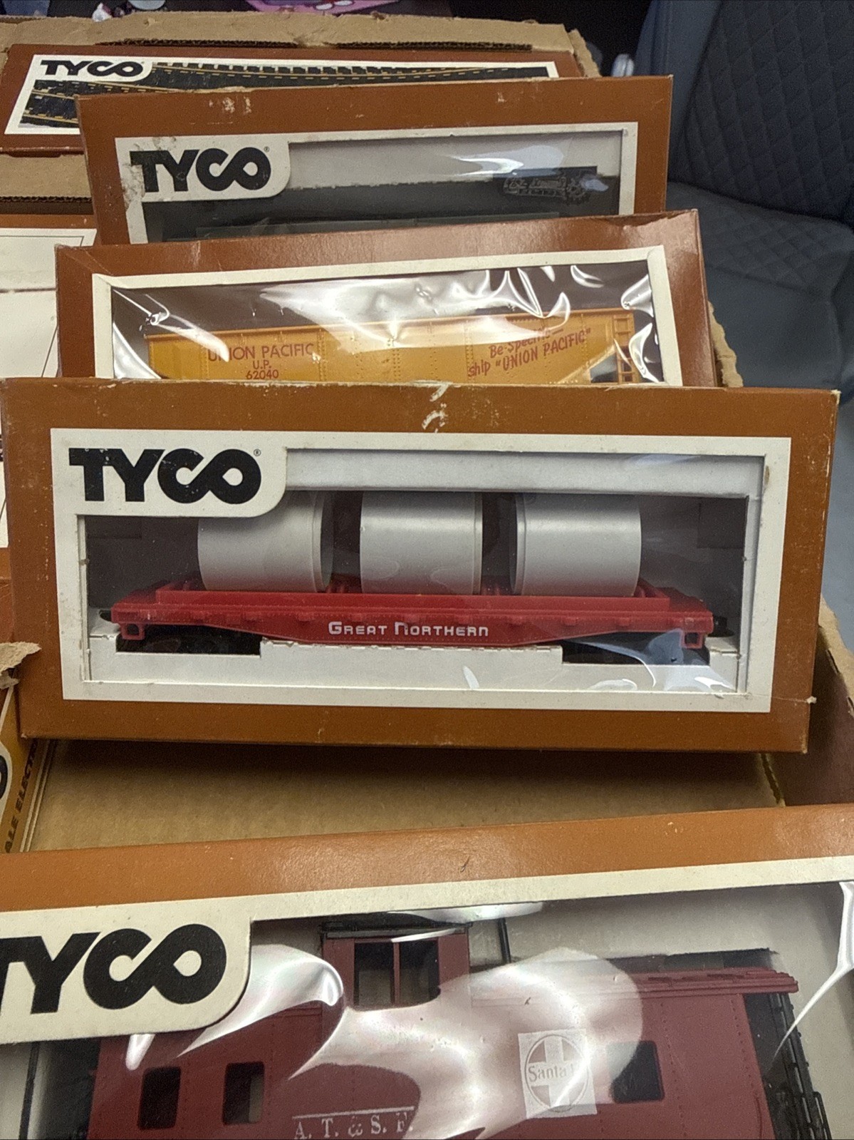 Vintage Tyco HO Scale Santa Fe Diesel Charger Electric Train Set
