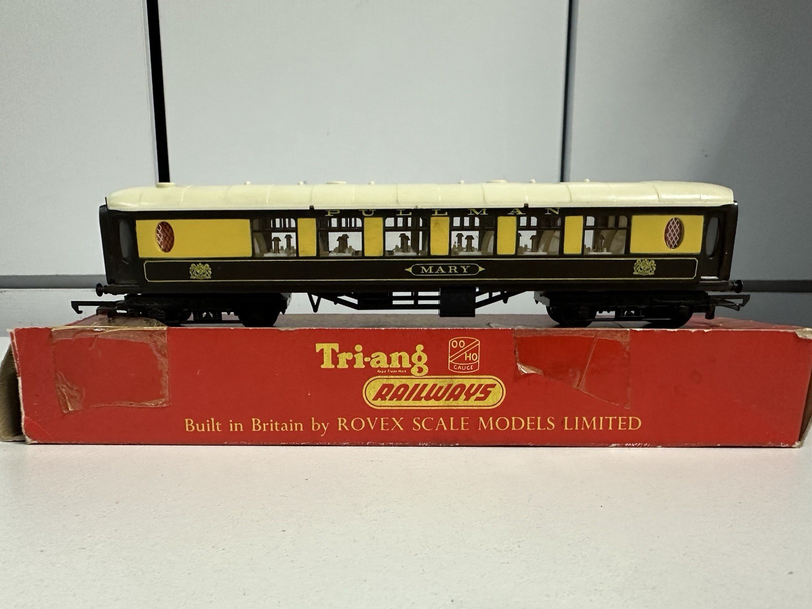 TRIANG R228 PULLMAN FIRST CLASS PASSENGER COACH BOXED