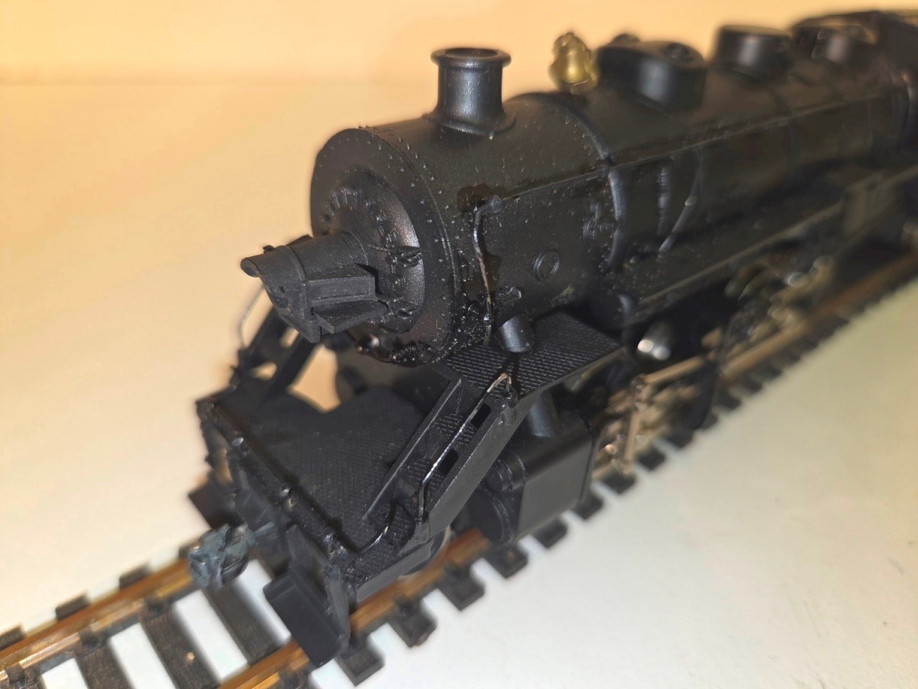 Vintage HO / IHC NEW HAVEN 2-8-0 Consolidation Locomotive & Tender w/ (4) Cars