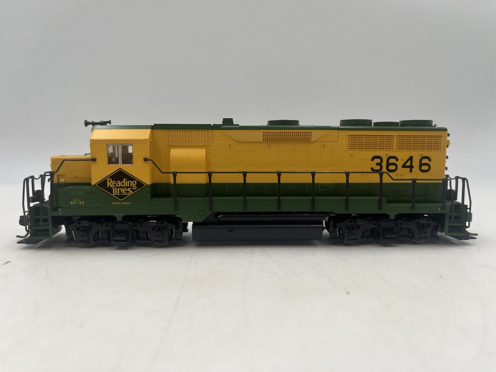 Ho Scale Engine Kato EMD GP35 Phase 1b 37-04E Reading Lines #3646