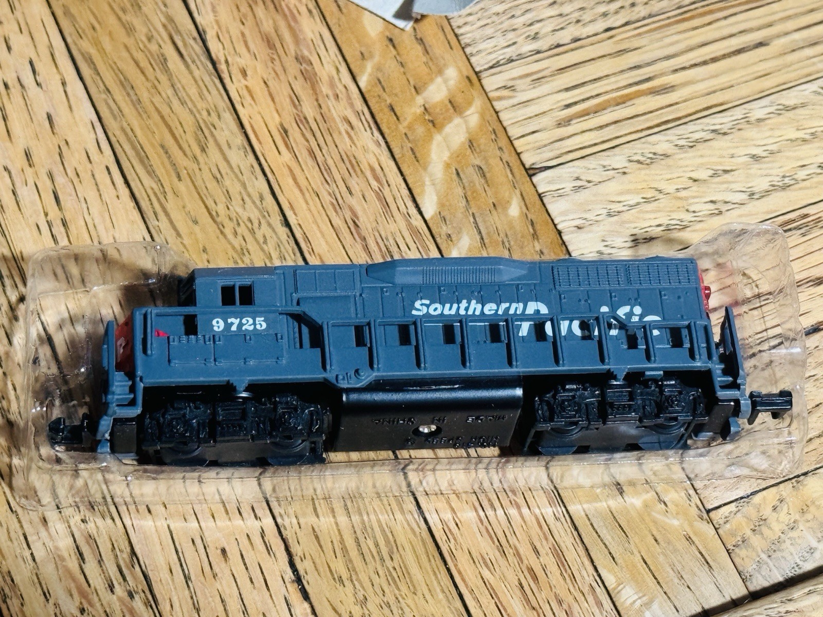 Southern Pacific Locomotive # 9725 Model Train No 418 High Speed N Scale w Box