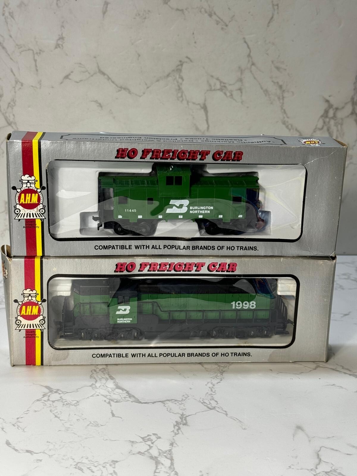 AHM HO Burlington Northern 1998 BN GP7 Diesel Locomotive and Caboose