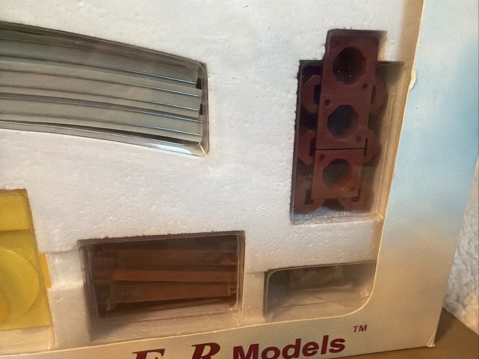 E-R Models Monorail Red Stripe #4901 HO Scale