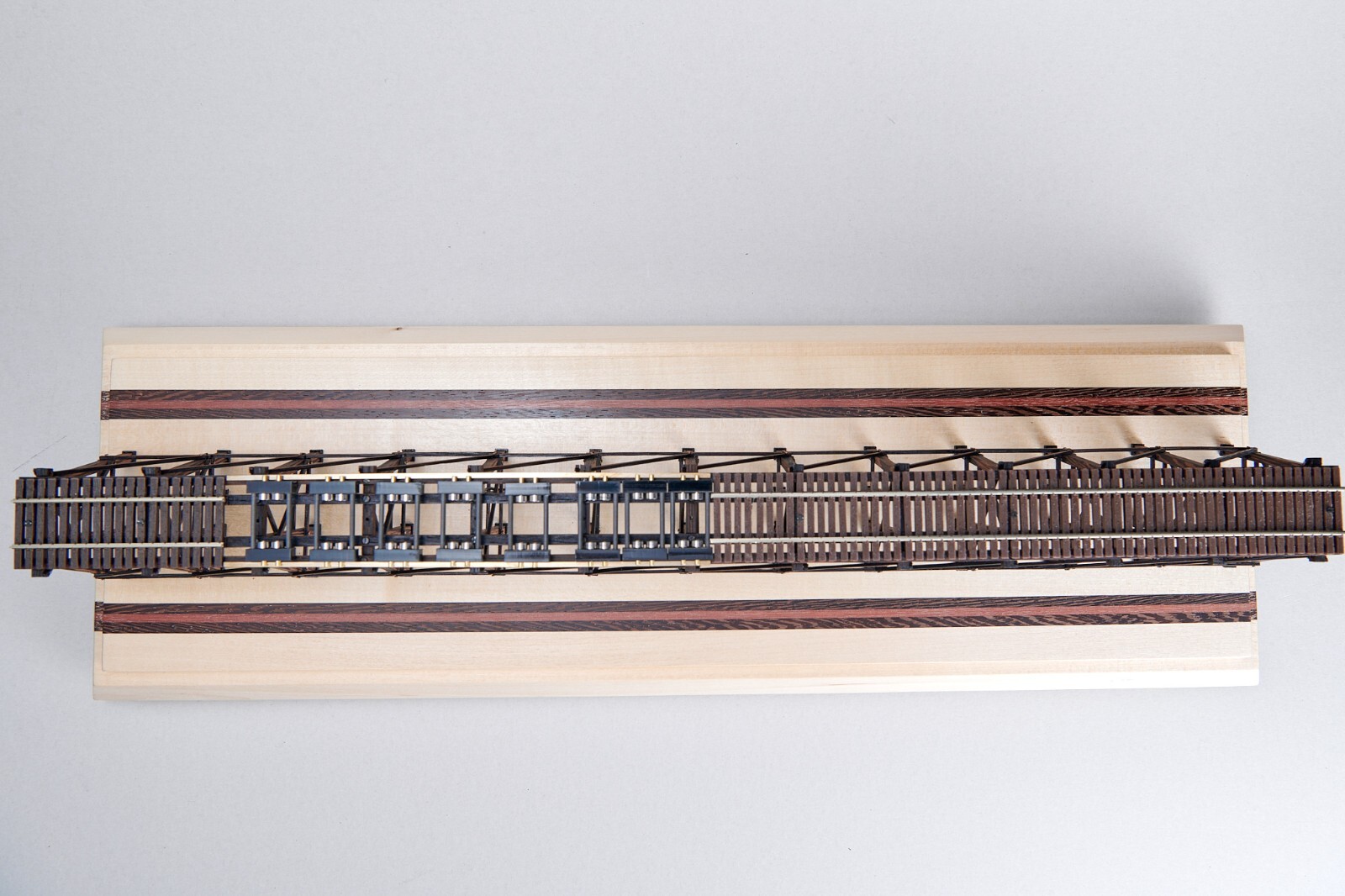 Working Wood Bridge Display for DC/DCC Locomotives HO scale