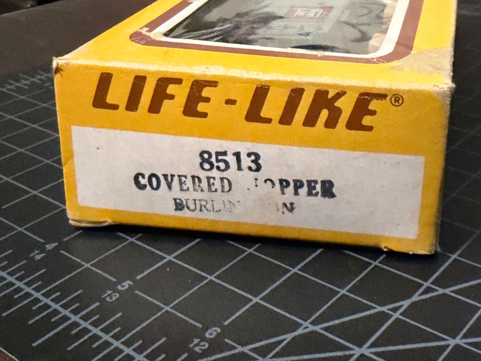 LIfe-Like ~ HO Scale Burlington 8513 Covered Hopper in Box
