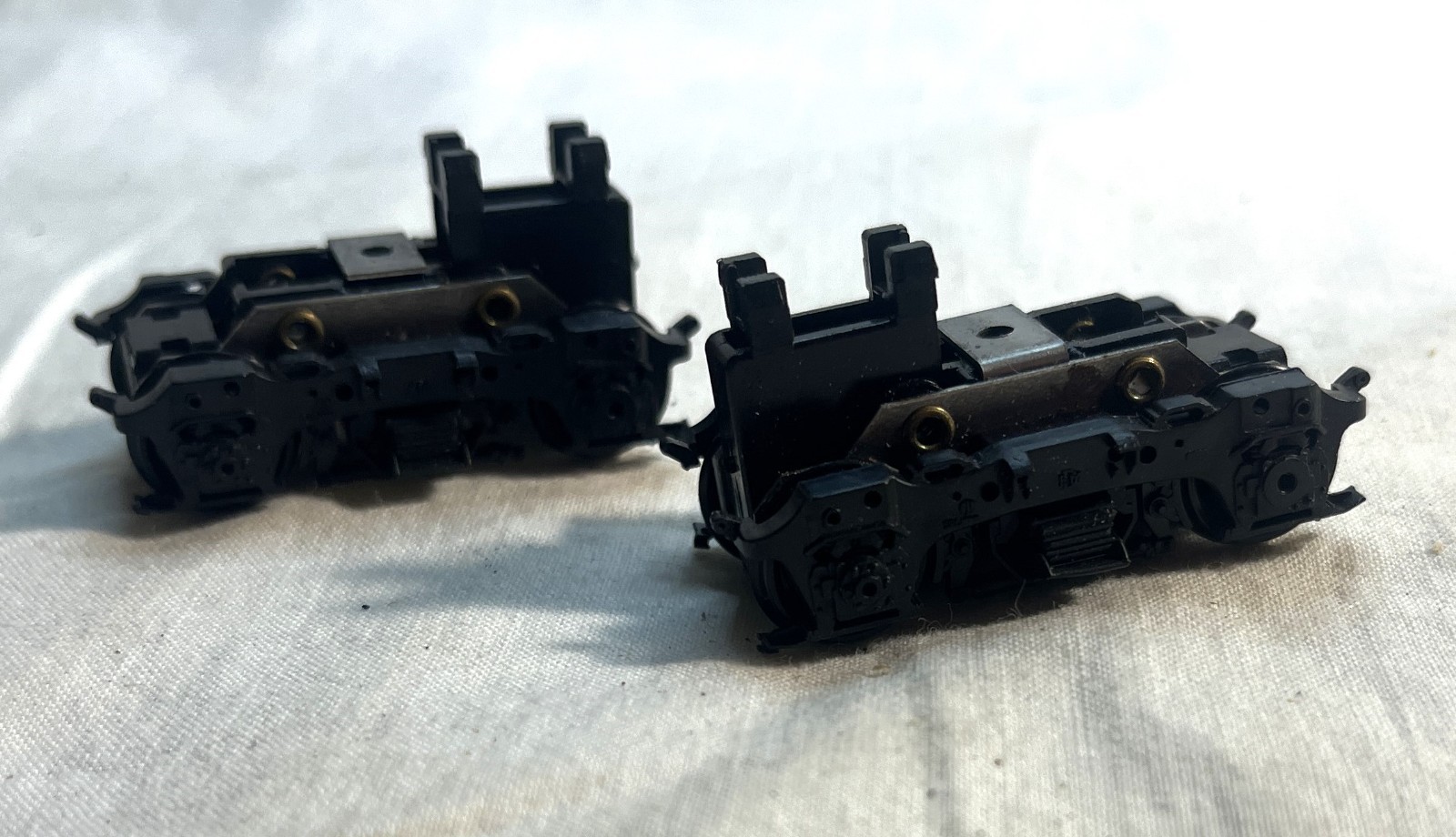 HO scale locomotive PARTS, 2 sets of dummy trucks, no gears, unknown manufacture