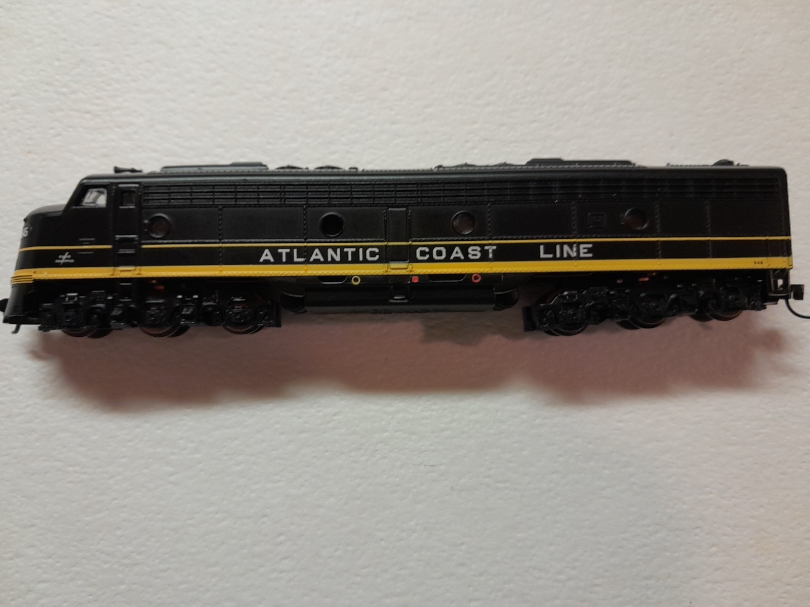 N scale Life like Atlantic coast line E8 E8A locomotive body mount couplers
