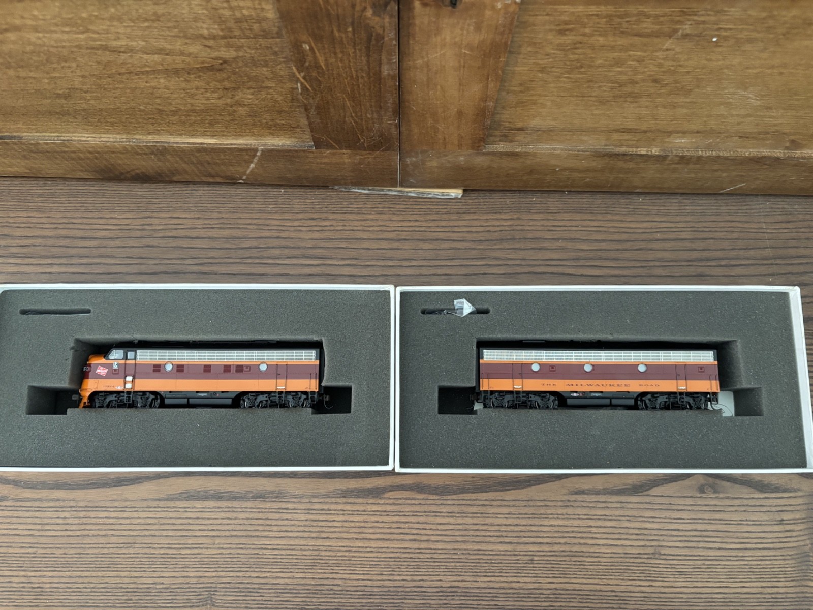 Athearn Genesis HO Scale Milwaukee Road AB Diesel Locomotive Set Runs Rough