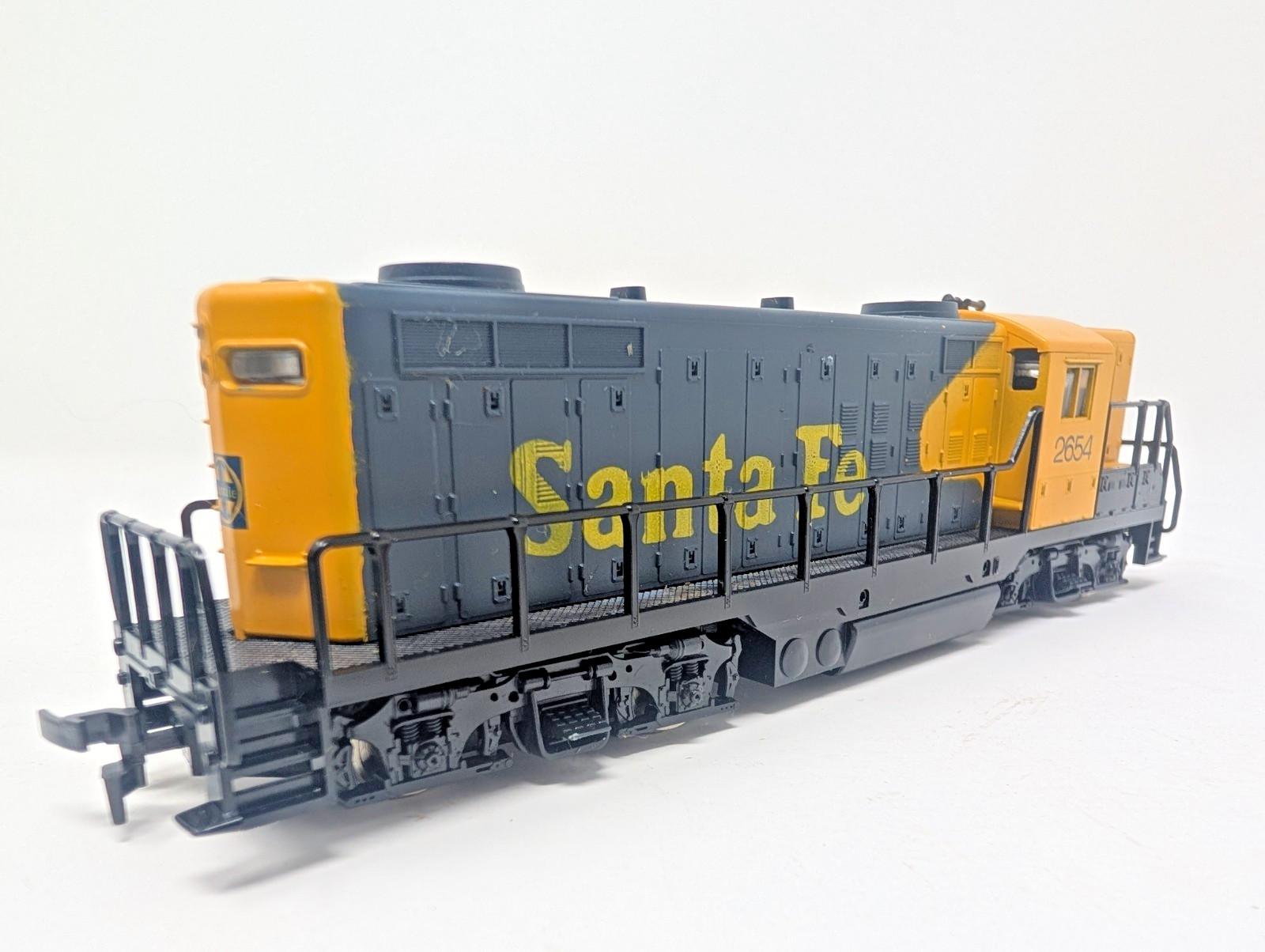 BOX – ATHEARN AHM/Yugo HO GP18 Diesel Locomotive, Santa Fe #2654 Observation Kit