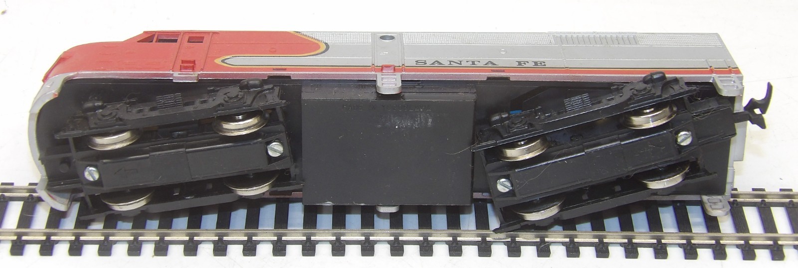 Vintage Model Power HO scale Santa Fe Alco FA-1 engine (runs rough) & 5 cars