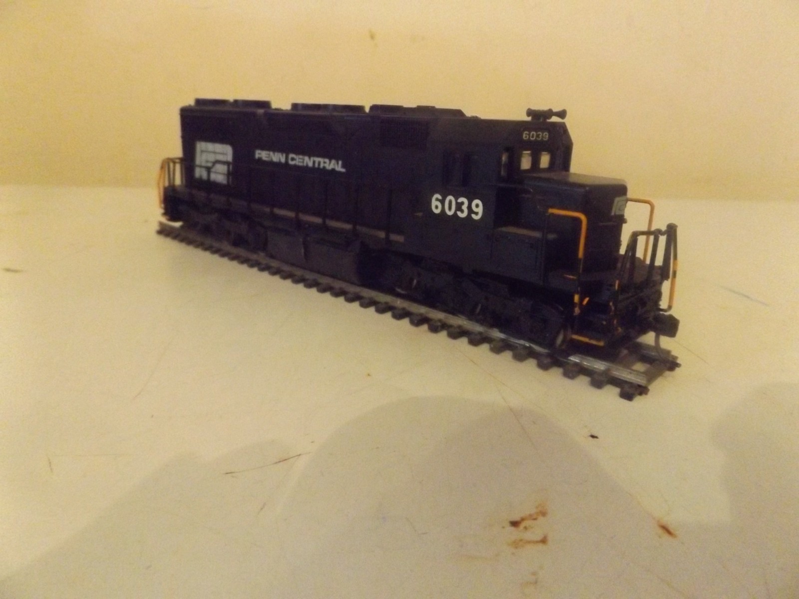 HO Scale Atlas 7017 PC Penn Central EMD SD35 Diesel Locomotive #6039