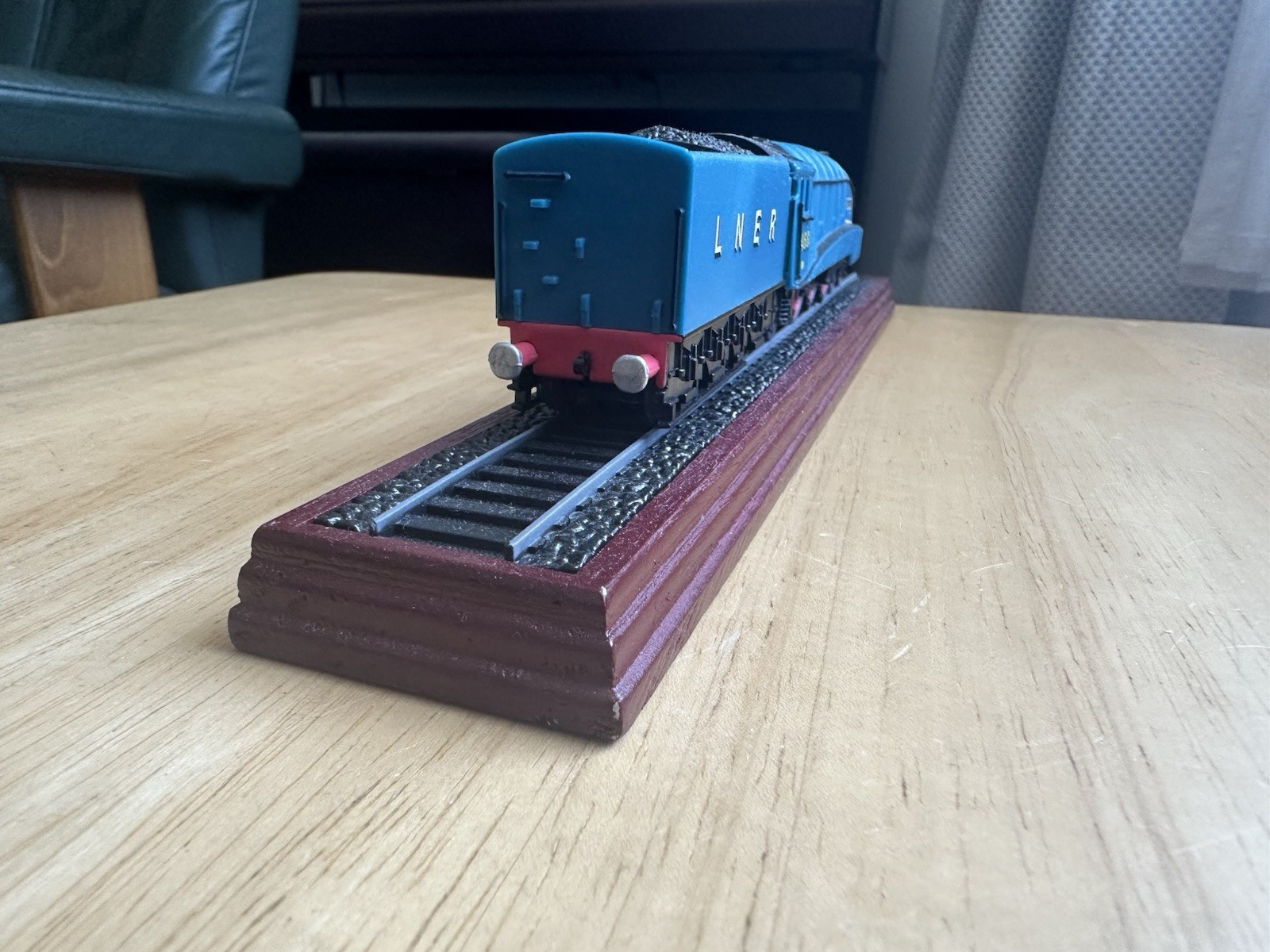 LNER A4 Class Mallard 4468 Steam Locomotive DC Analog w/ Tender and Track