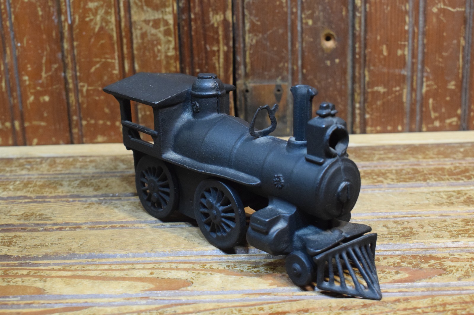 CAST IRON STEAM LOCOMOTIVE 8″ LONG FIGURAL INTERIOR HOME DECOR RAILROAD ENGINE