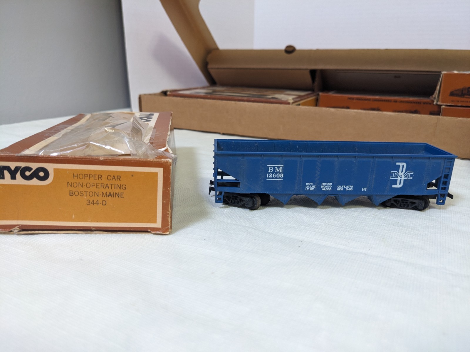 Vintage 1975 Tyco HO Scale Santa Fe Electric Train Set w brochure & price list