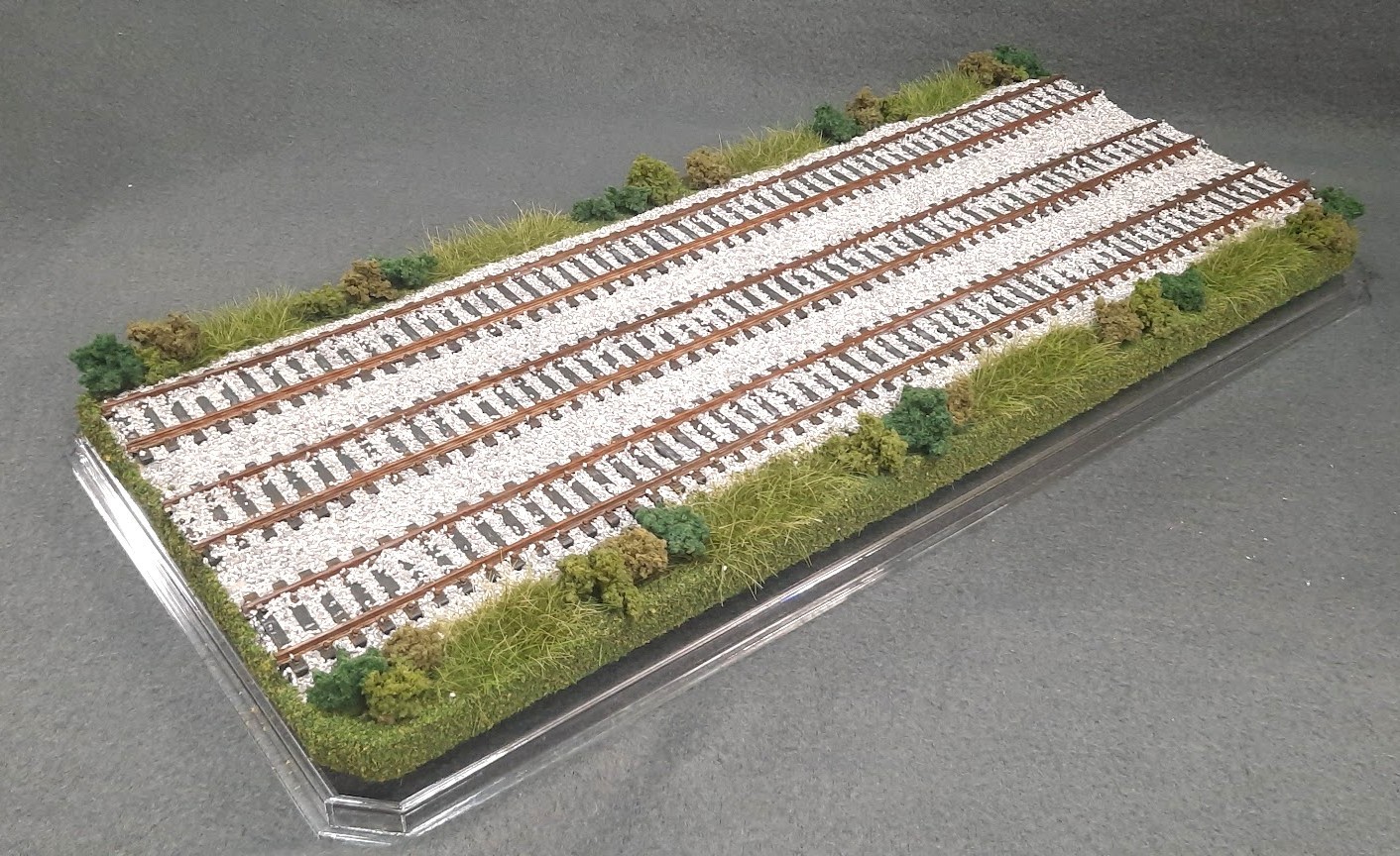 HO SCALE 16″ TRIPLE TRACK “SUMMER SCENE” – DISPLAY CASE – FOR ANY HO TRAIN
