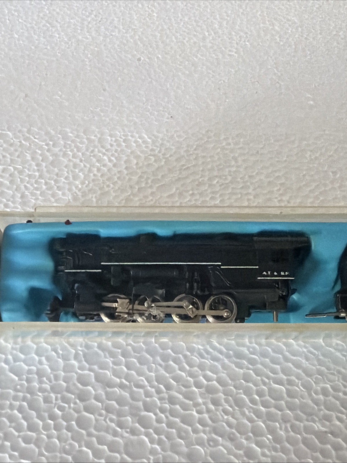 Atlas N Gauge 2111 – A.T. S.F. Locomotive & Tender 0-8-0