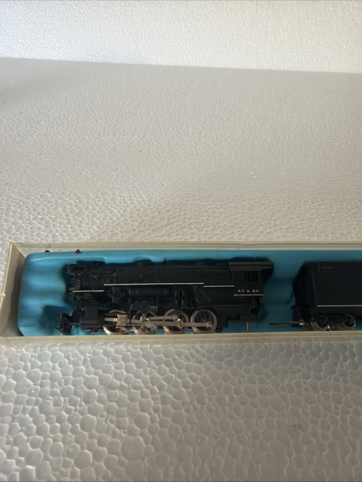 Atlas N Gauge 2111 – A.T. S.F. Locomotive & Tender 0-8-0