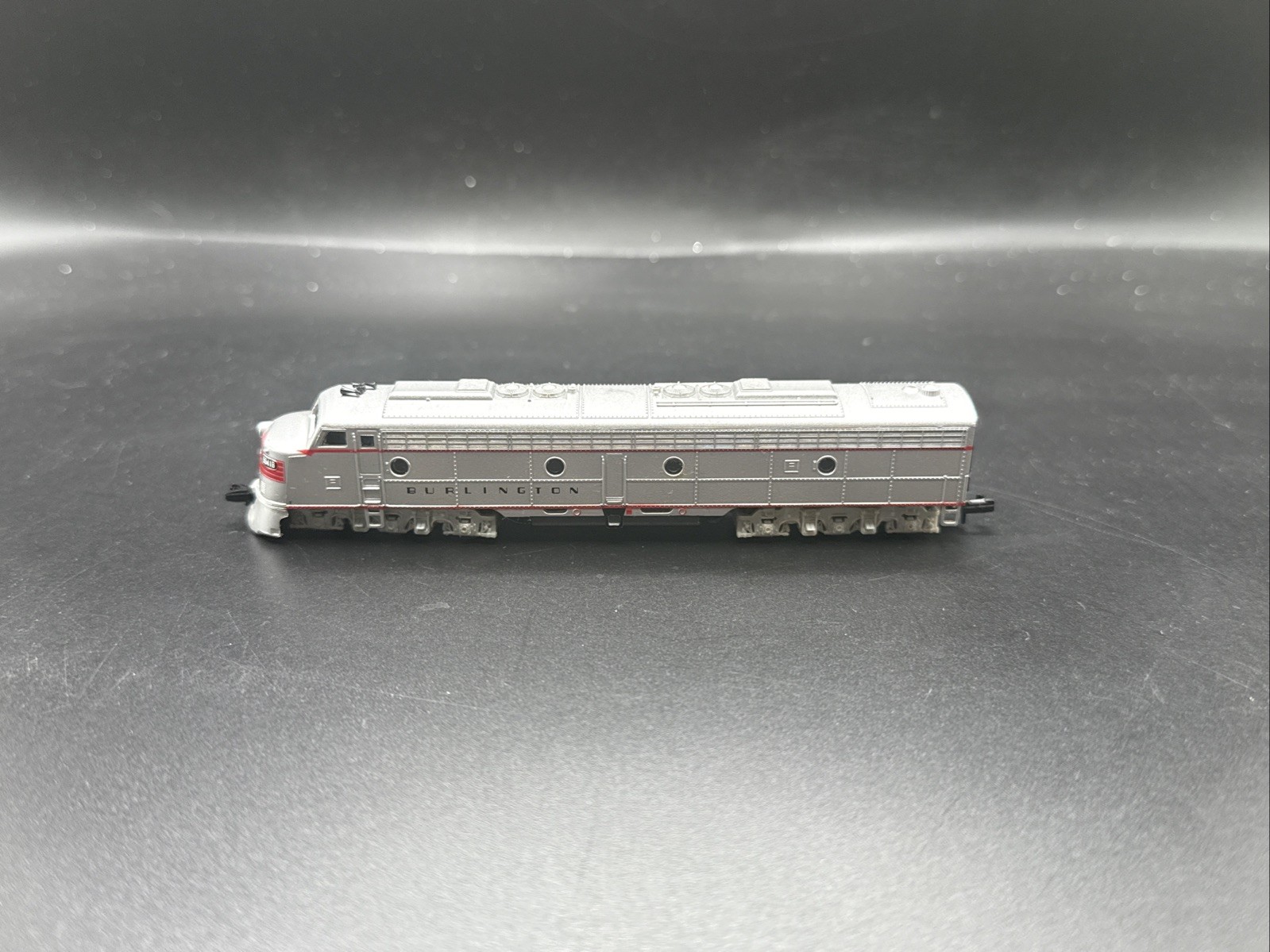 N scale diesel locomotive E8 New Burlington #7206 READ F.4
