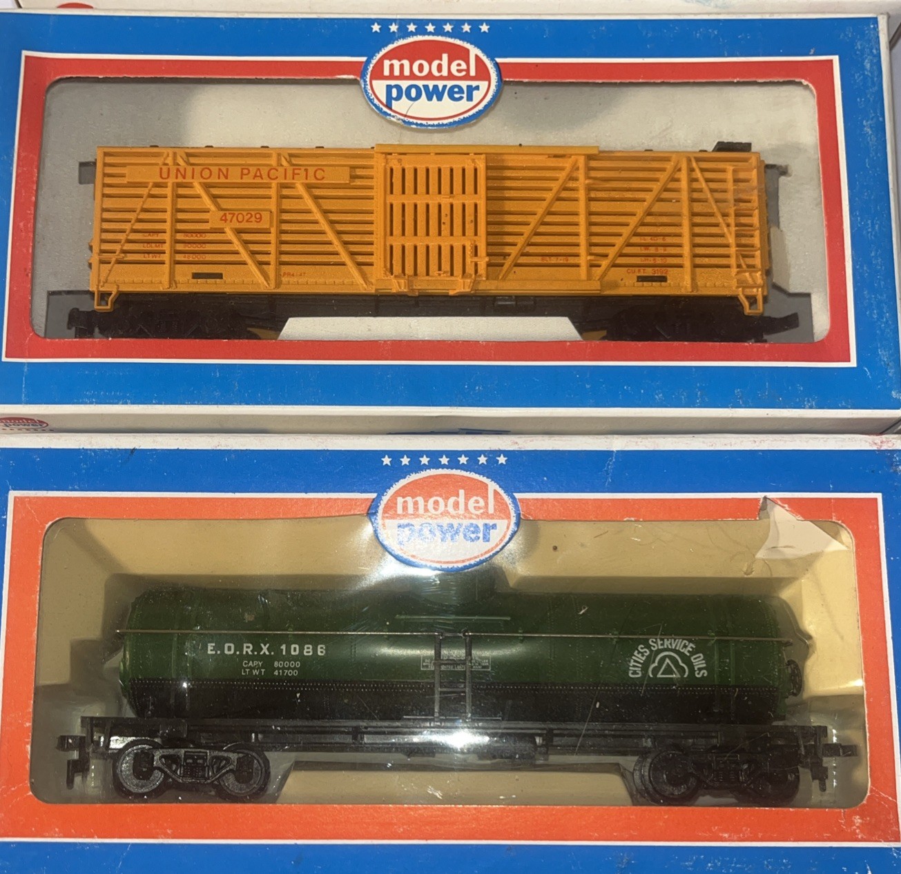 HO Model Power F3 Santa Fe Diesel 6730 & 6731, 8032, 8050, & 6915 Cattle Car