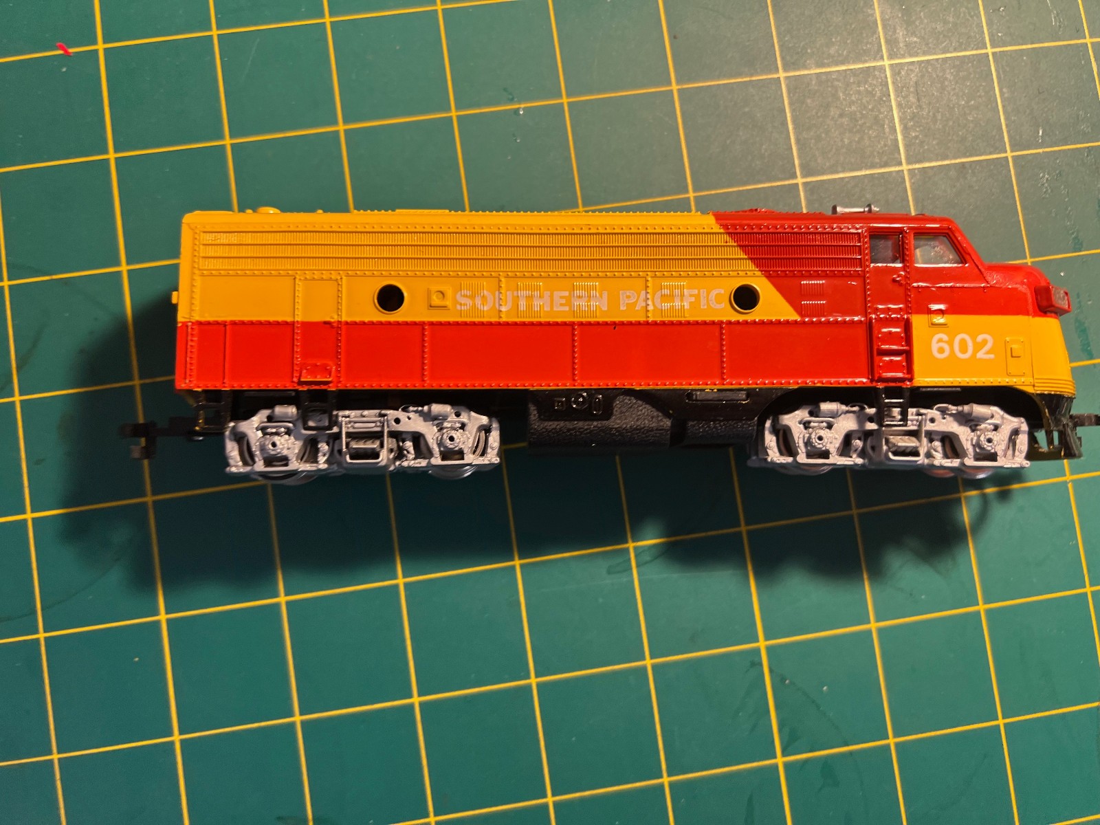 Bachmann HO F-9 diesel & Caboose Southern Pacific 602 Orange/Red Merger Scheme