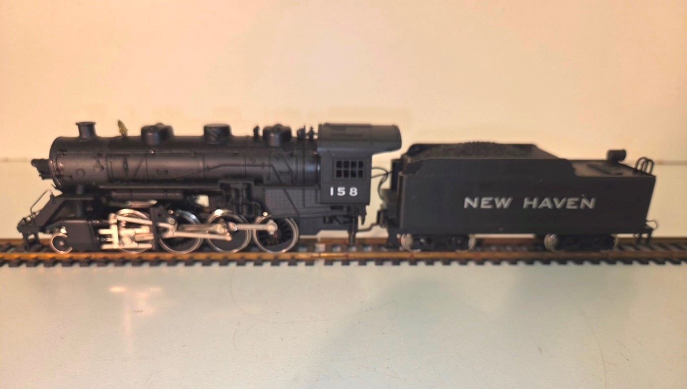 Vintage HO / IHC NEW HAVEN 2-8-0 Consolidation Locomotive & Tender w/ (4) Cars