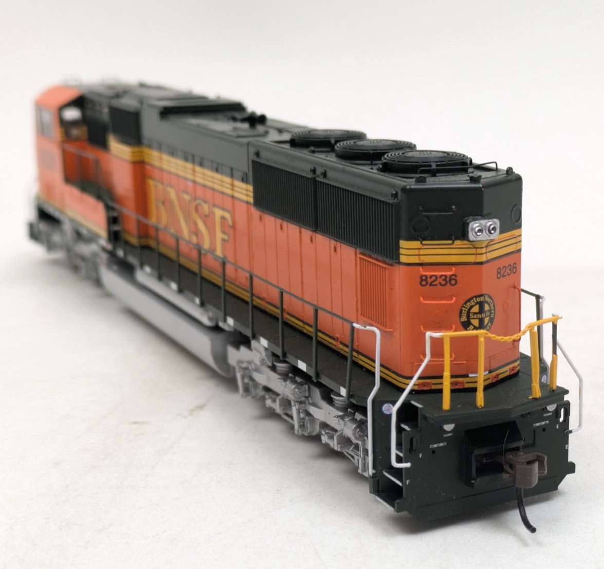 Athearn Genesis G6175 HO BNSF Premium Heritage Diesel Locomotive SD-75M #8236