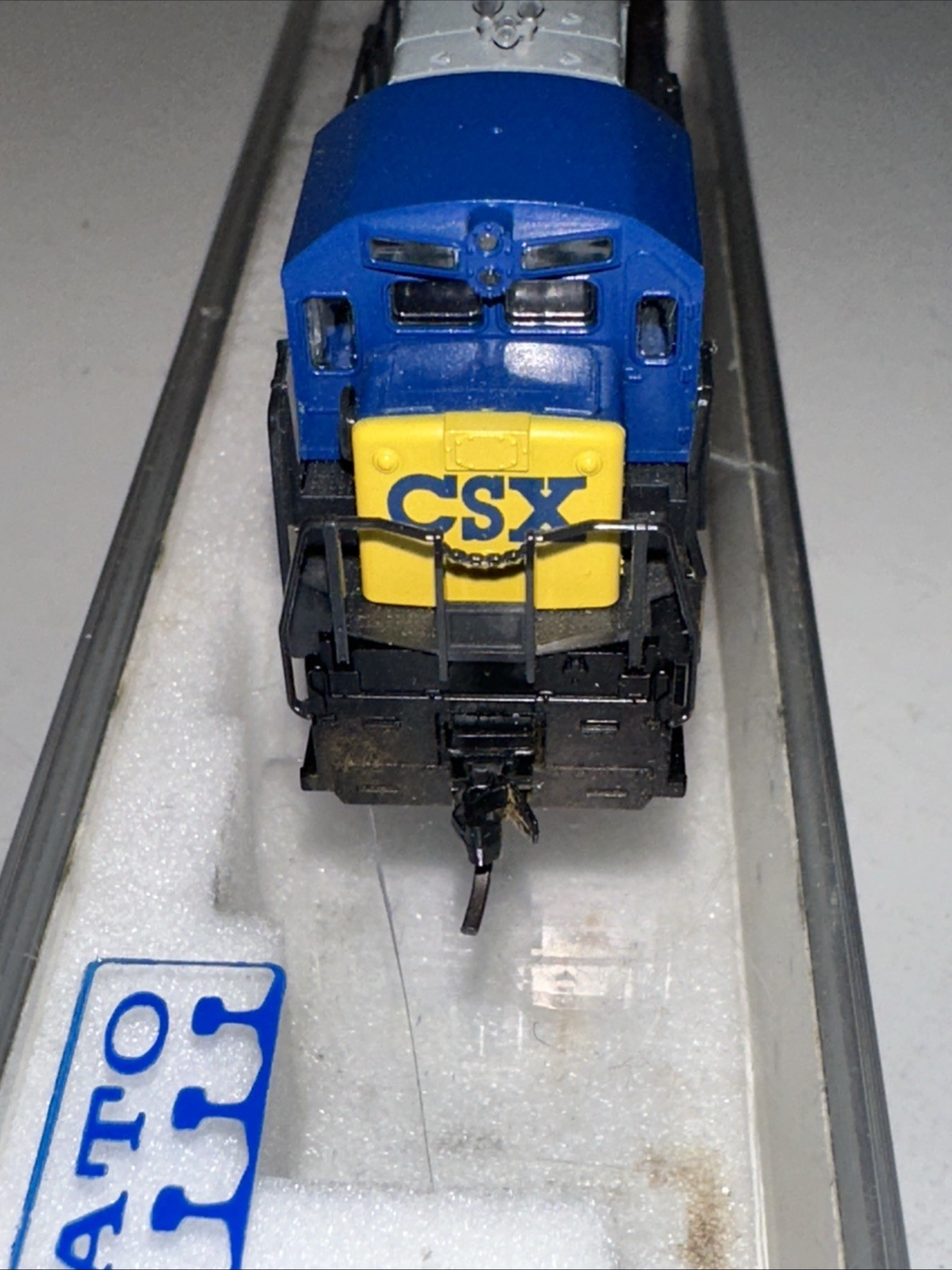 KATO N Scale GE C30-7 CSX #7010 DC Analog Diesel Locomotive