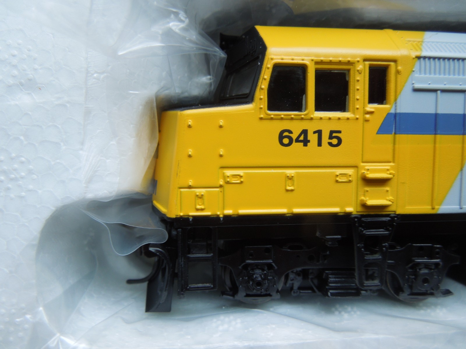 HO SCALE WALTHERS TRAINLINE EMD F40PH VIA RAIL LOCOMOTIVE #931-308
