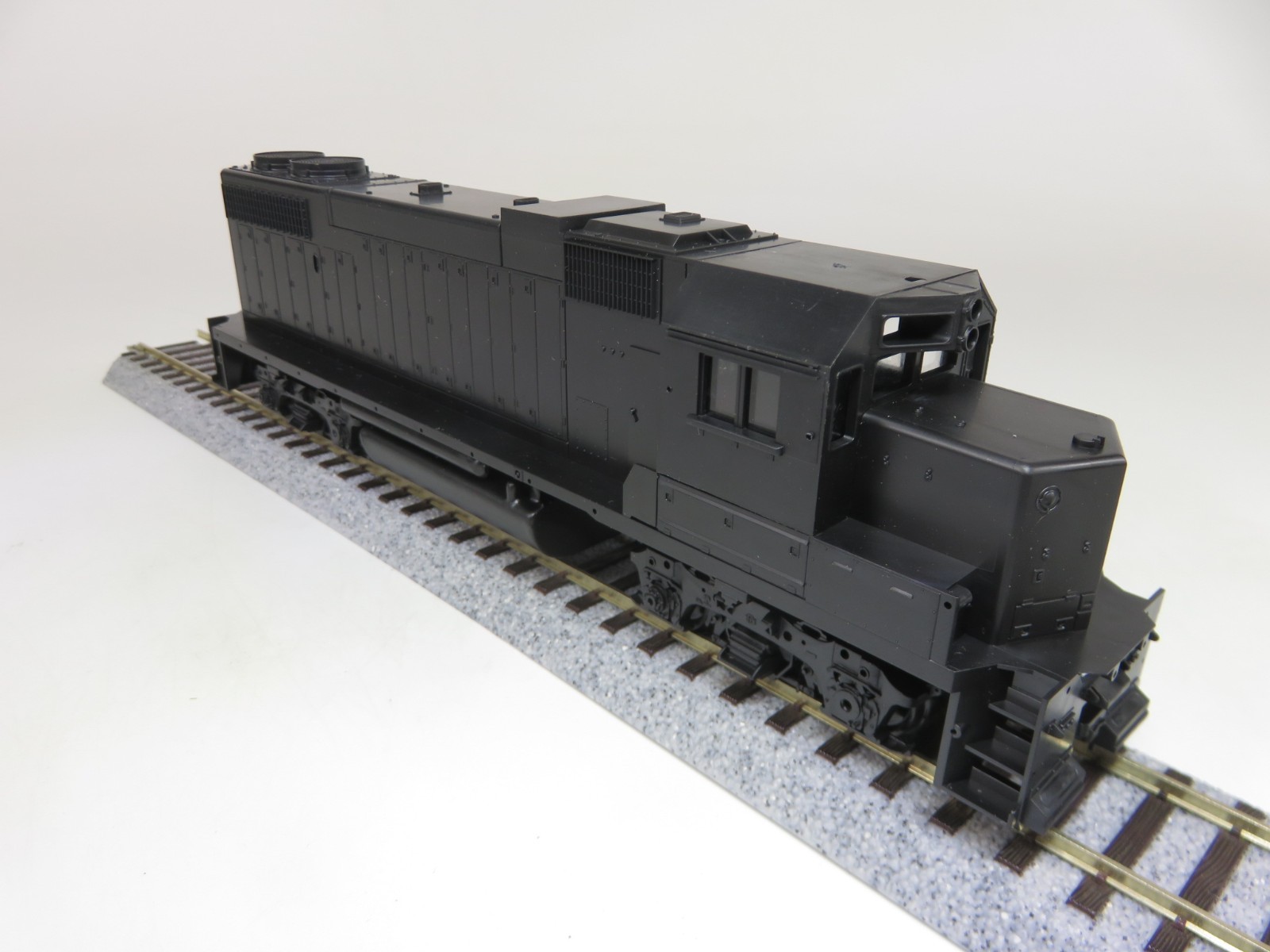 Athearn Blue Box 4662 HO Scale Undecorated EMD GP38-2 Diesel Locomotive Dummy