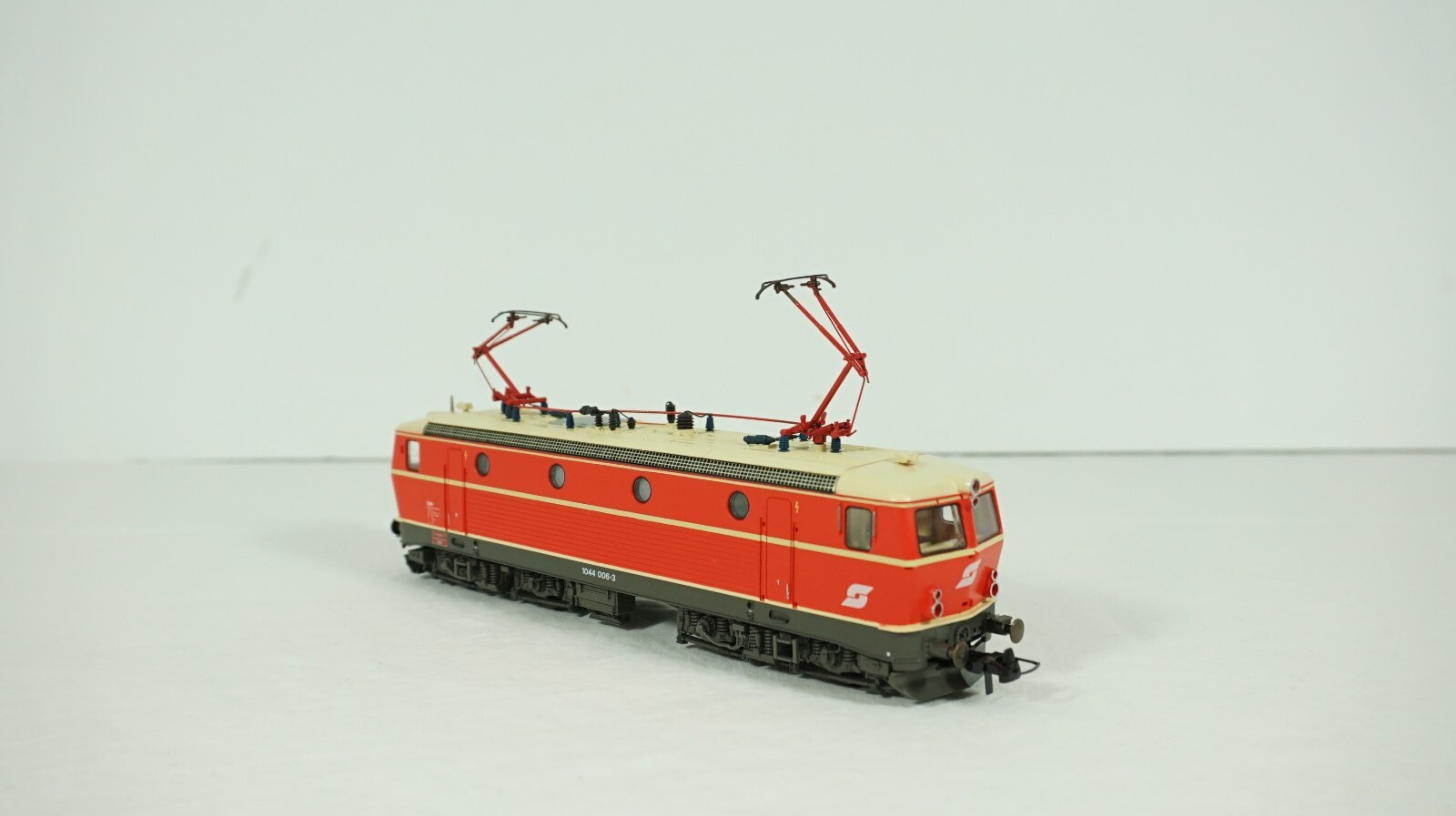 Roco HO Scale OBB Austrian Railway Type 1044 Electric Engine Item 43943 NEW W15